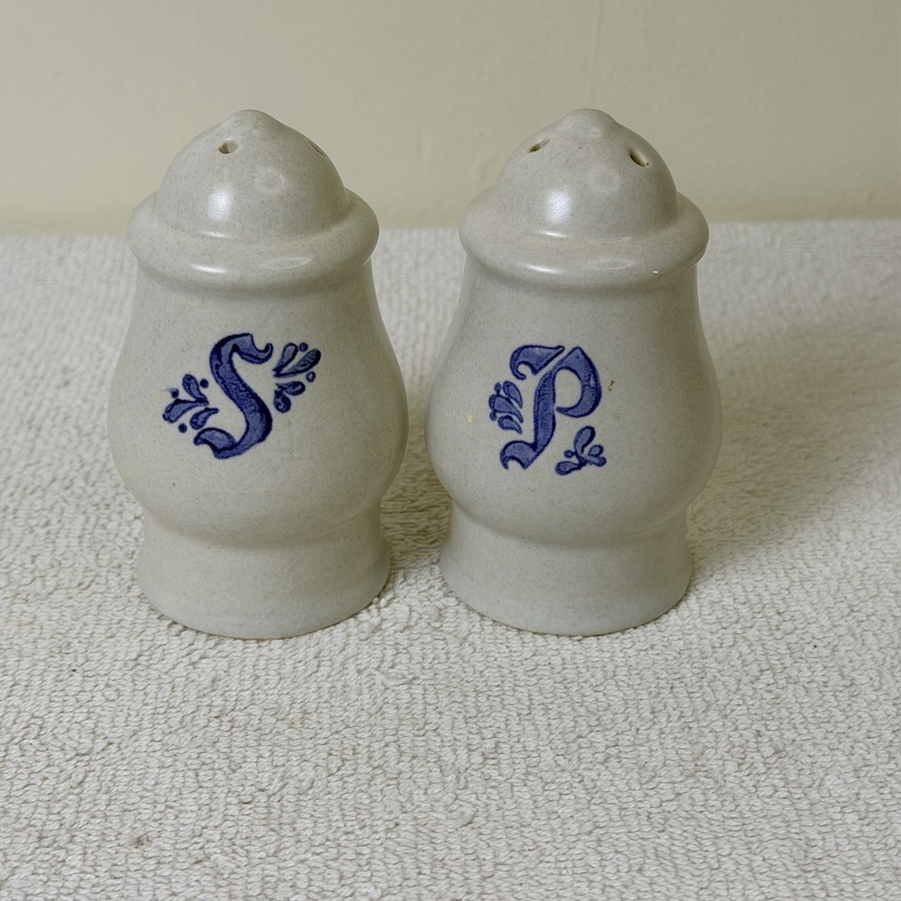 Vintage Pfaltzgraff Yorktowne 4" Salt and Pepper Shaker Set Blue S & P Stoneware